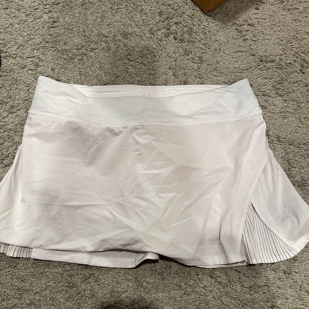 Super cute white lulu tennis skirt Little pleats on either side! Size 10! New!